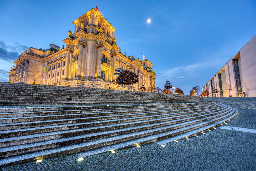 Plac Zjednoczenia Niemiec i Reichstag